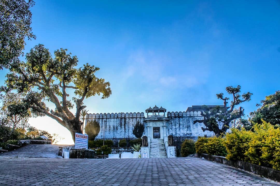 Sky,Tree,Landmark,Cloud,Daytime,Architecture,Botany,Building,Tourism,Mountain