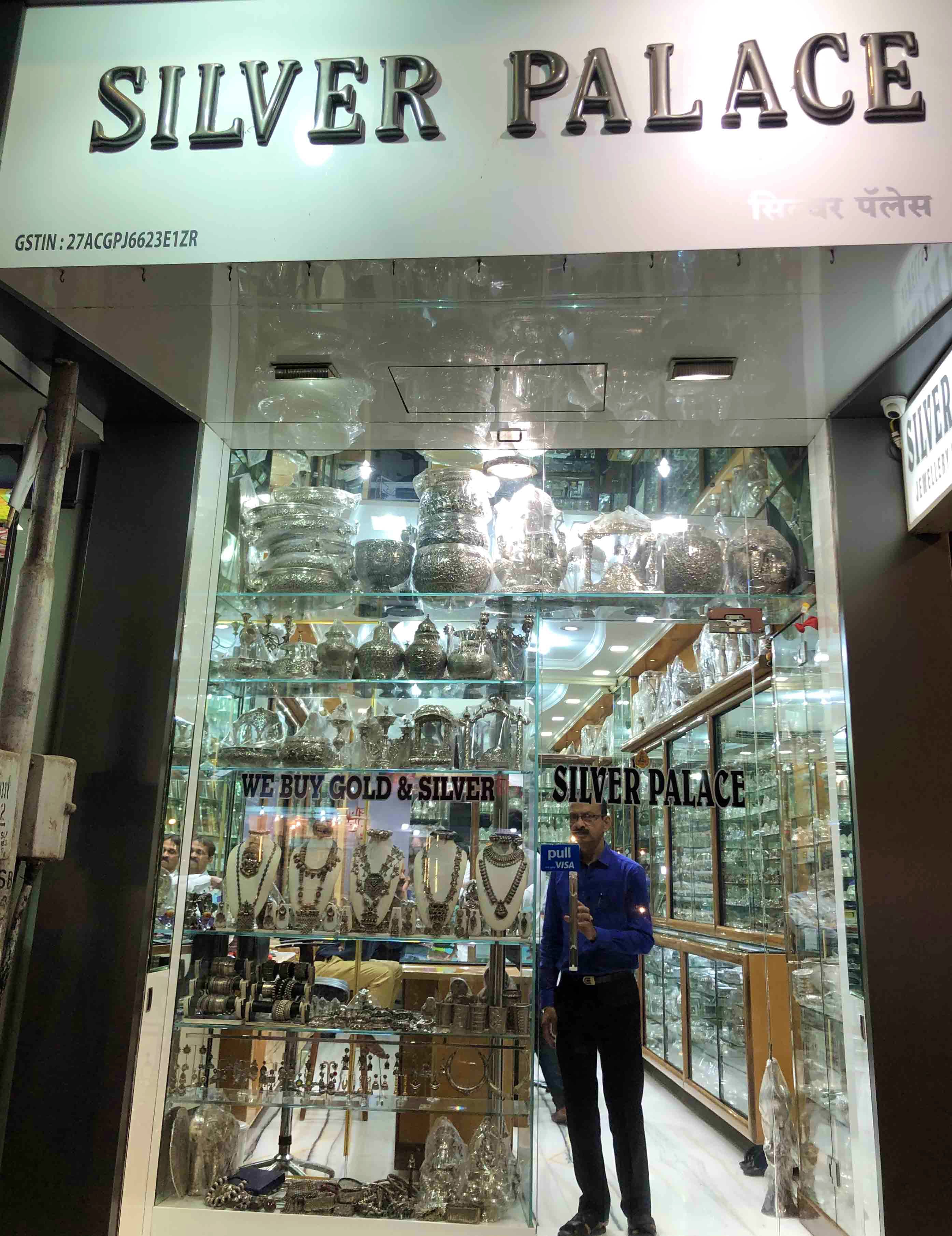 Building,Outlet store,Display window,Retail,Eyewear,Shopping,Shopping mall,Display case,Glass,Boutique