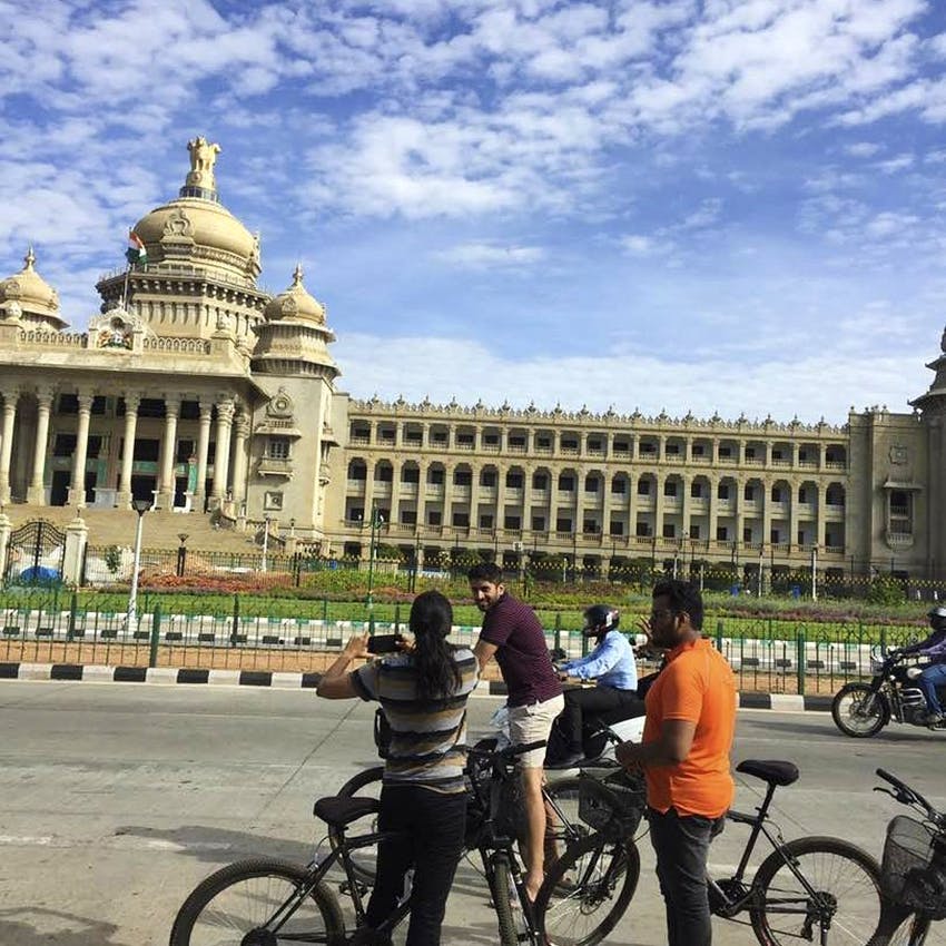 City,Bicycle,Landmark,Vehicle,Sky,Architecture,Public space,Human settlement,Tourism,Transport