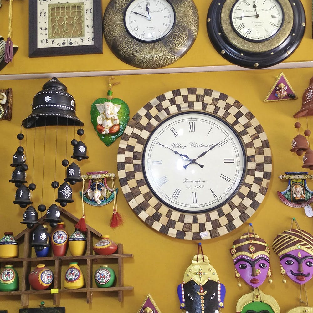 Clock,Wall clock,Home accessories,Quartz clock,Furniture,Interior design,Alarm clock,Watch,Fashion accessory,Antique