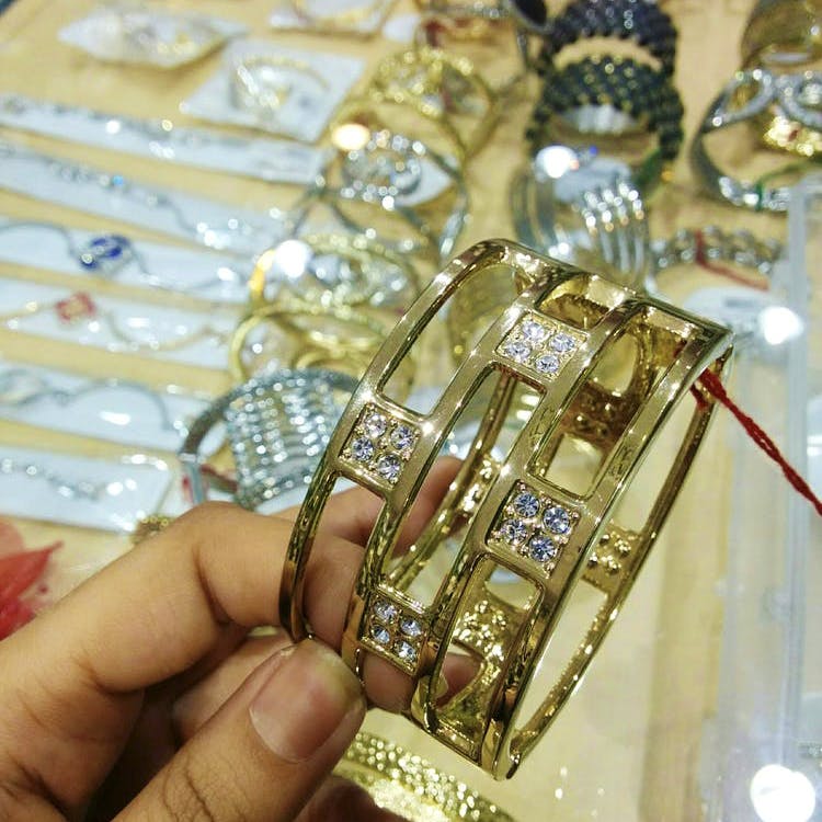 Fashion accessory,Jewellery,Diamond,Finger,Bangle,Metal,Ring,Gold,Gemstone