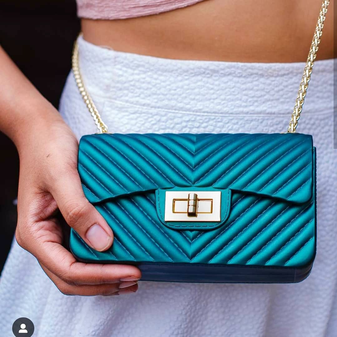 Handbag,Turquoise,Green,Fashion accessory,Bag,Teal,Aqua,Electric blue,Shoulder,Fashion