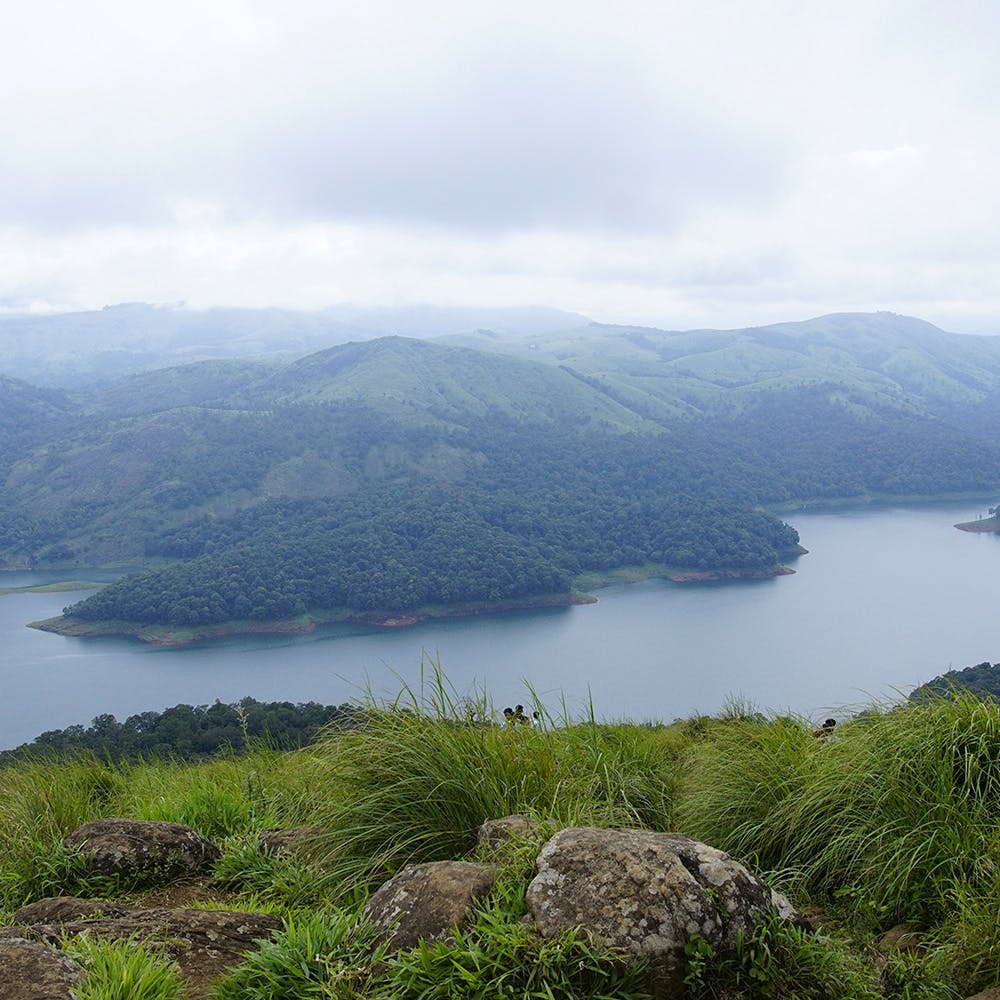 Highland,Body of water,Water resources,Mountain,Nature,Lake,Mountainous landforms,Loch,Sky,Wilderness