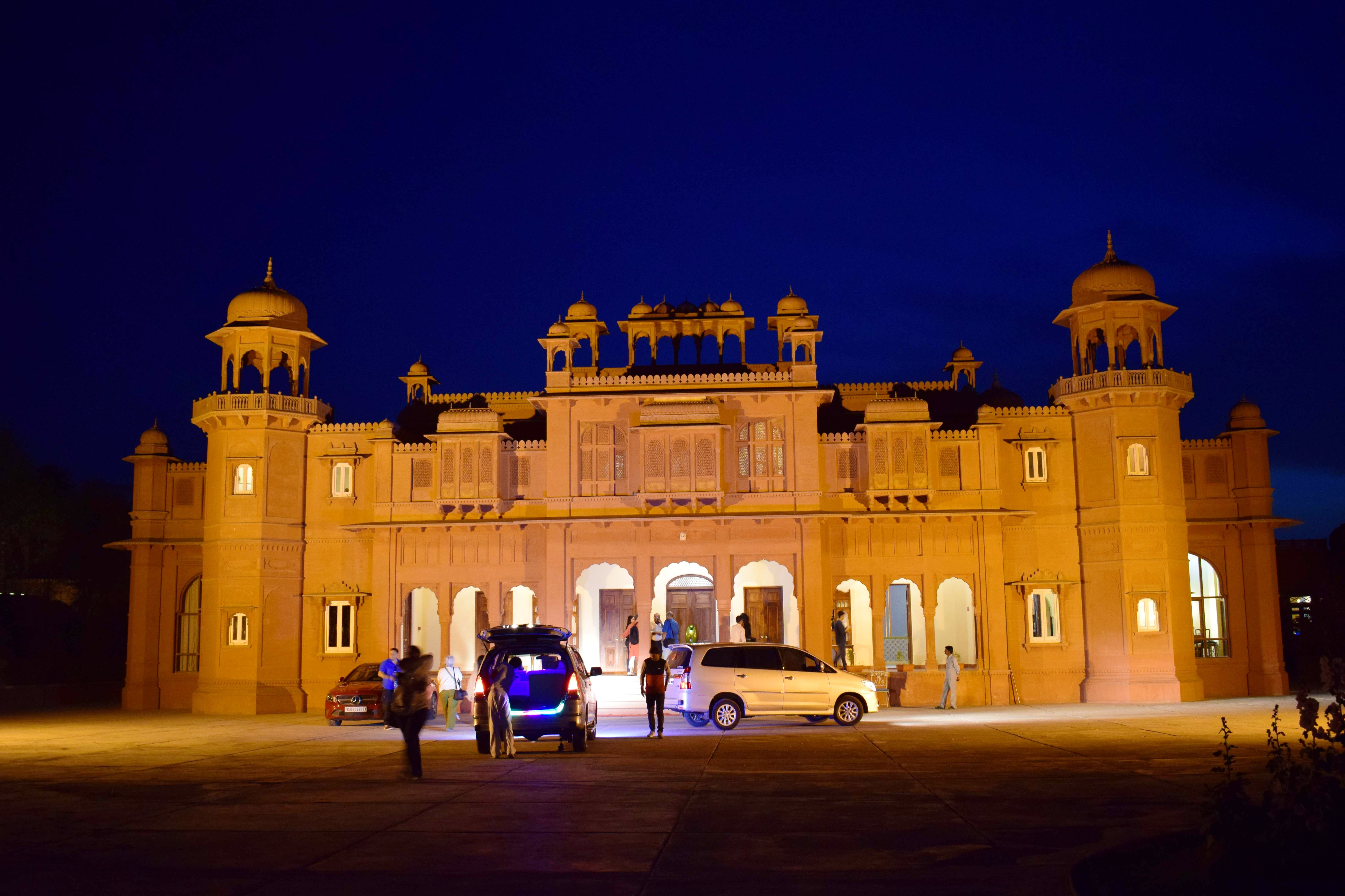Landmark,Night,Building,Architecture,Light,Lighting,Sky,Palace,Facade,Evening