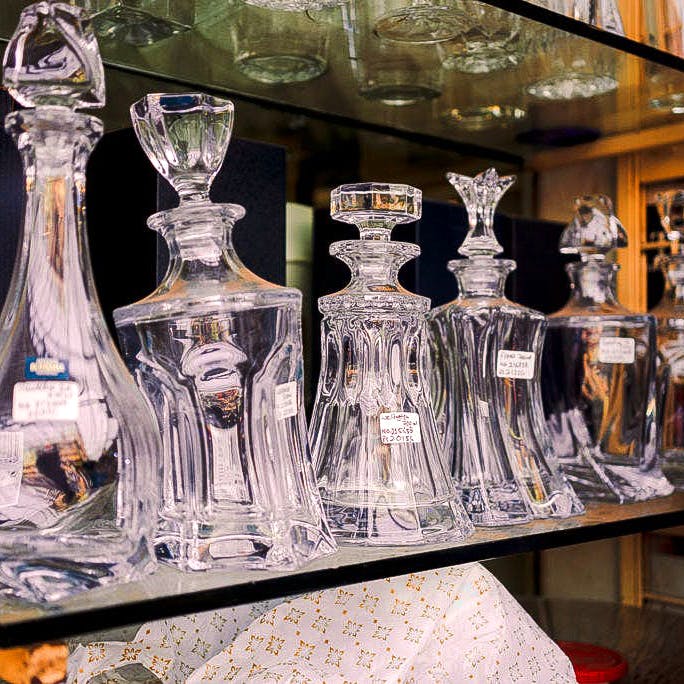 Trophy,Barware,Glass,Stemware,Drinkware,Decanter,Crystal,Tableware,Table,Award