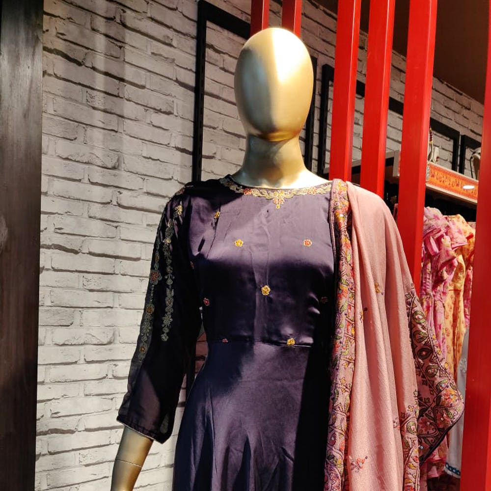 Clothing,Mannequin,Fashion,Outerwear,Dress,Fashion design,Display window,Textile,Costume,Costume design