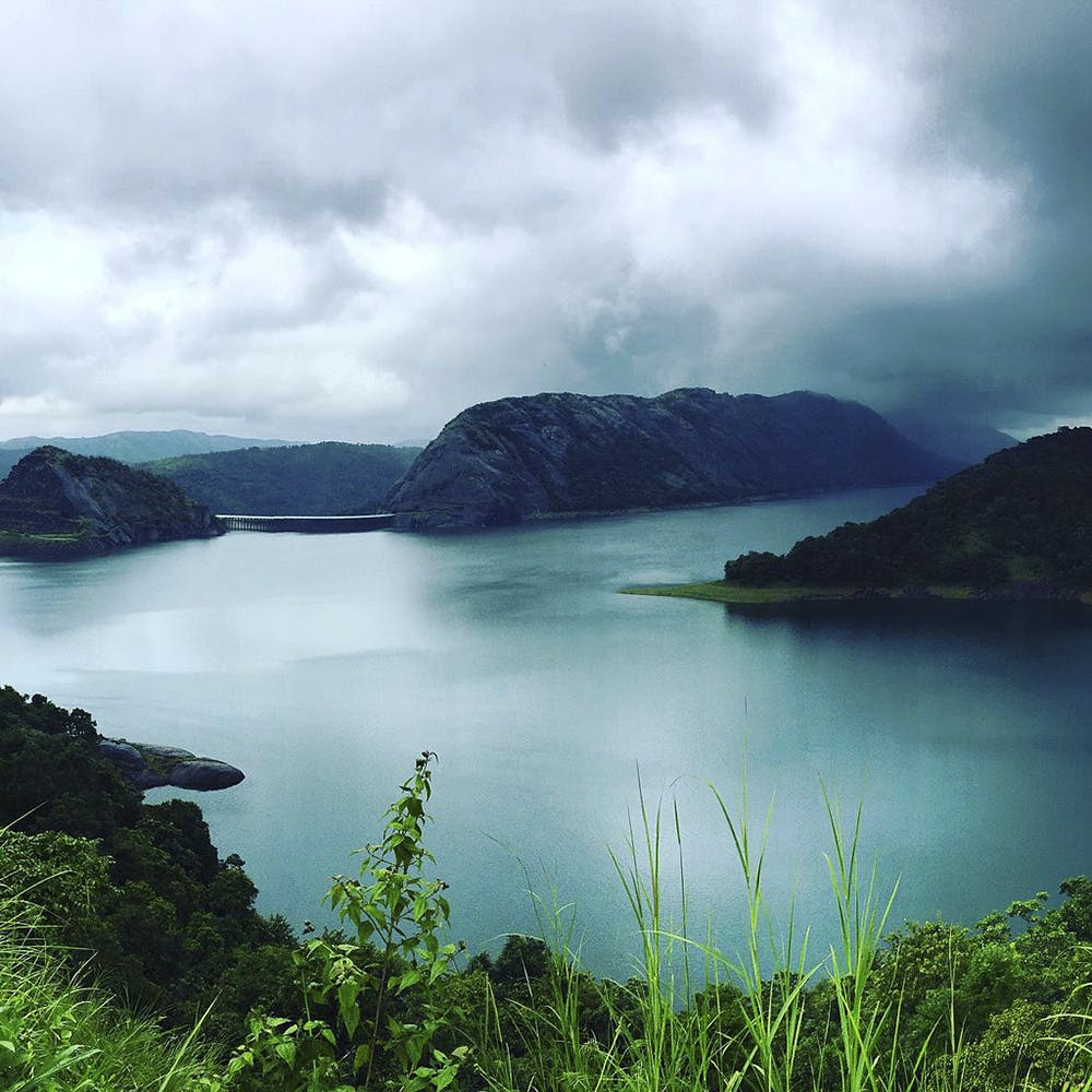 Body of water,Nature,Highland,Sky,Water resources,Water,Natural landscape,Lake,Green,Mountain