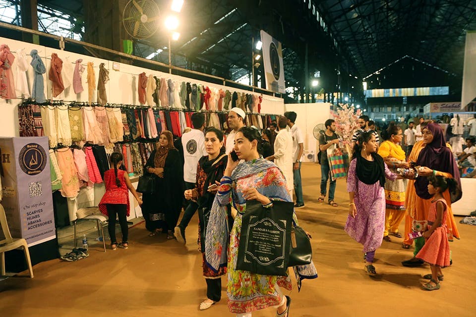 Event,Fashion,Public space,Bazaar,Shopping,Tourism,Crowd,Boutique,Textile,Exhibition