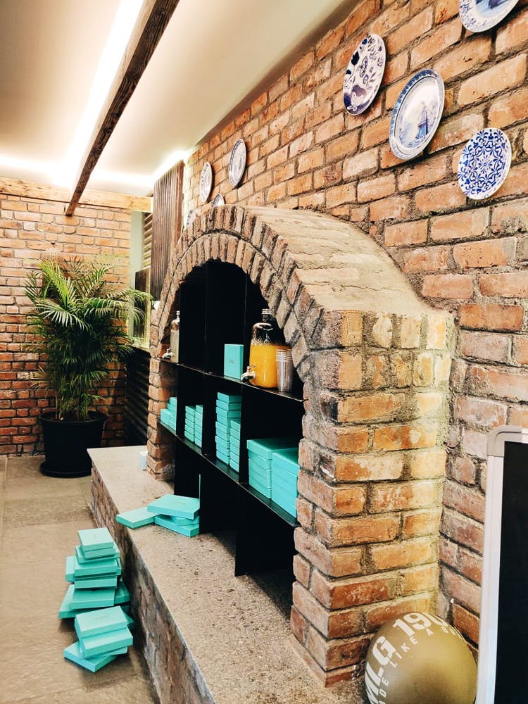 Hearth,Brickwork,Brick,Masonry oven,Fireplace,Property,Wall,Room,Building,Stone wall