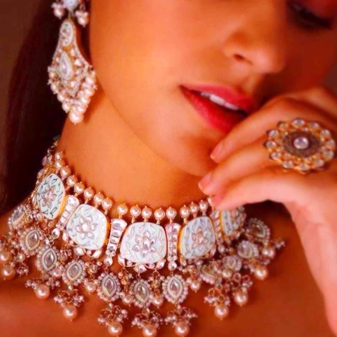 Jewellery,Fashion accessory,Diamond,Necklace,Lip,Ear,Neck,Body jewelry,Peach,Bride