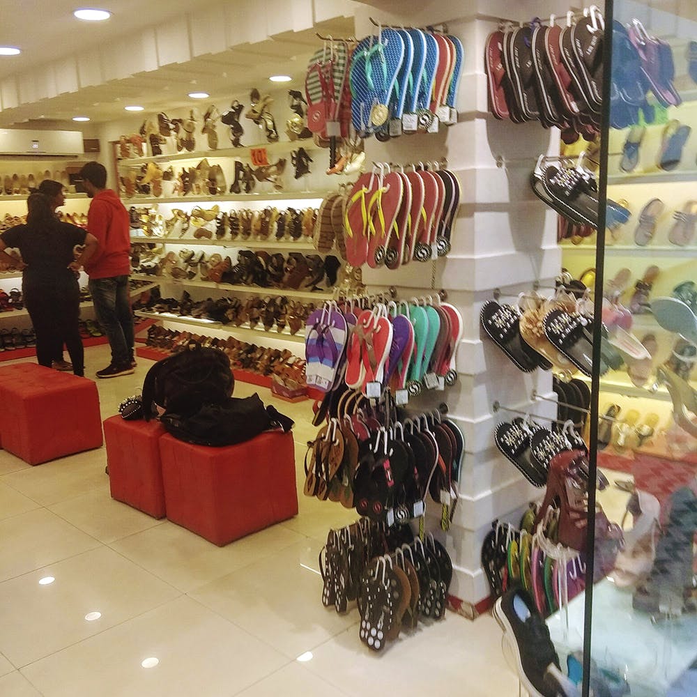 Fashionable clearance shoe shop