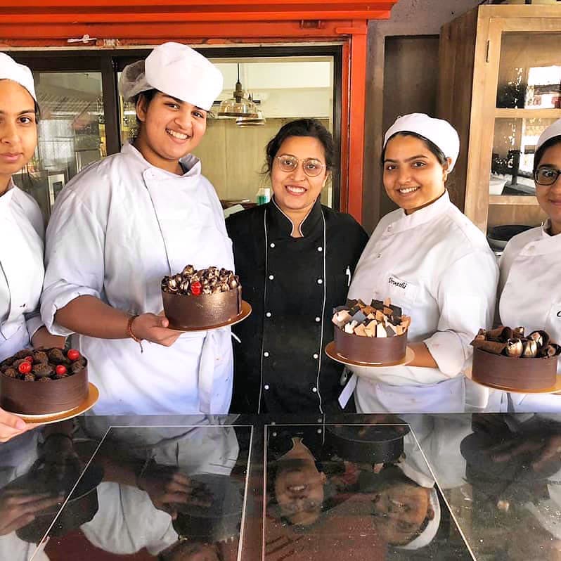 Cook,Chef,Pastry chef,Chief cook,Cooking,Culinary art,Food,Uniform,Baker,Team