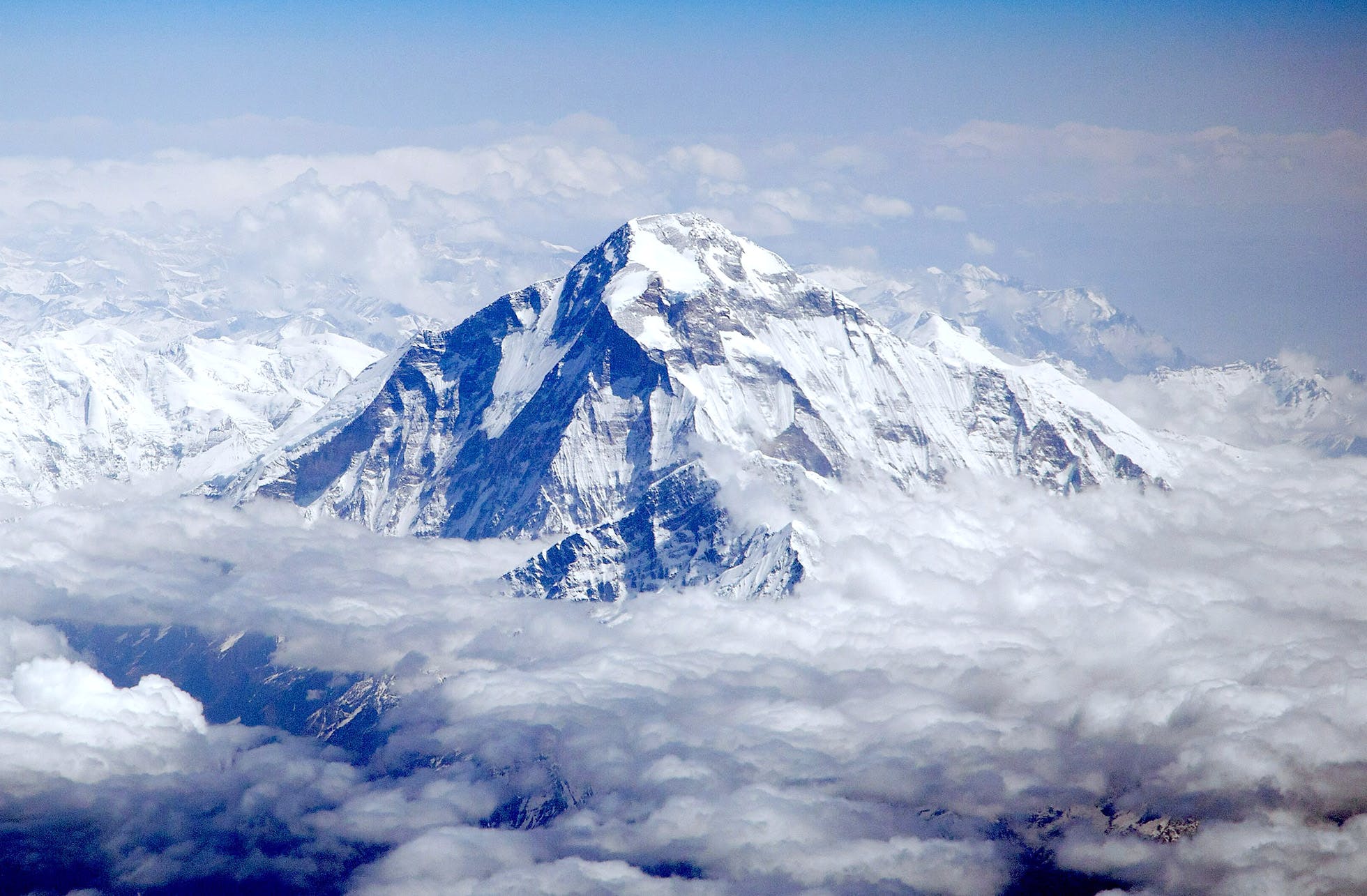 Mountainous landforms,Mountain,Mountain range,Sky,Cloud,Massif,Summit,Ridge,Alps,Geological phenomenon