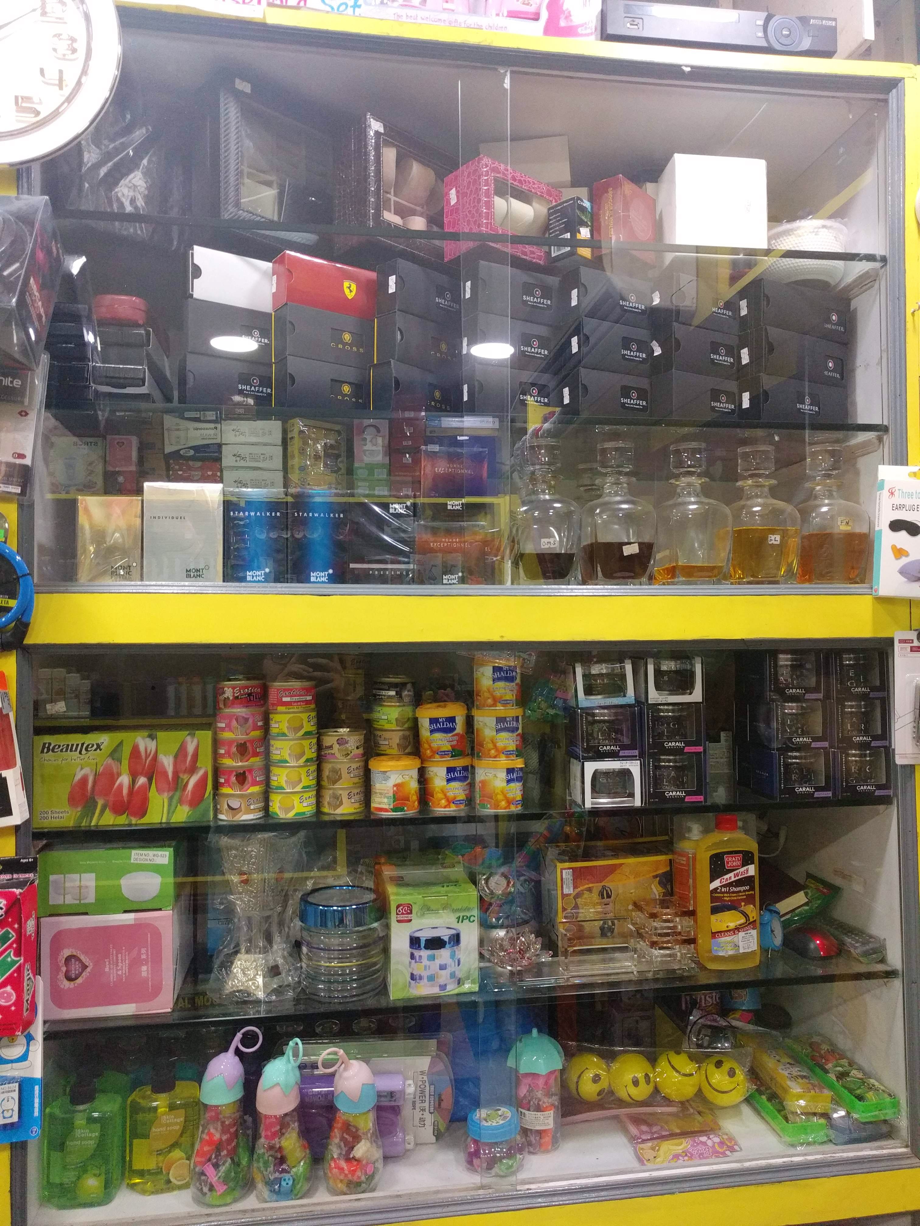 Display case,Toy,Plastic,Grocery store,Retail,Shelf,Convenience store,Collection