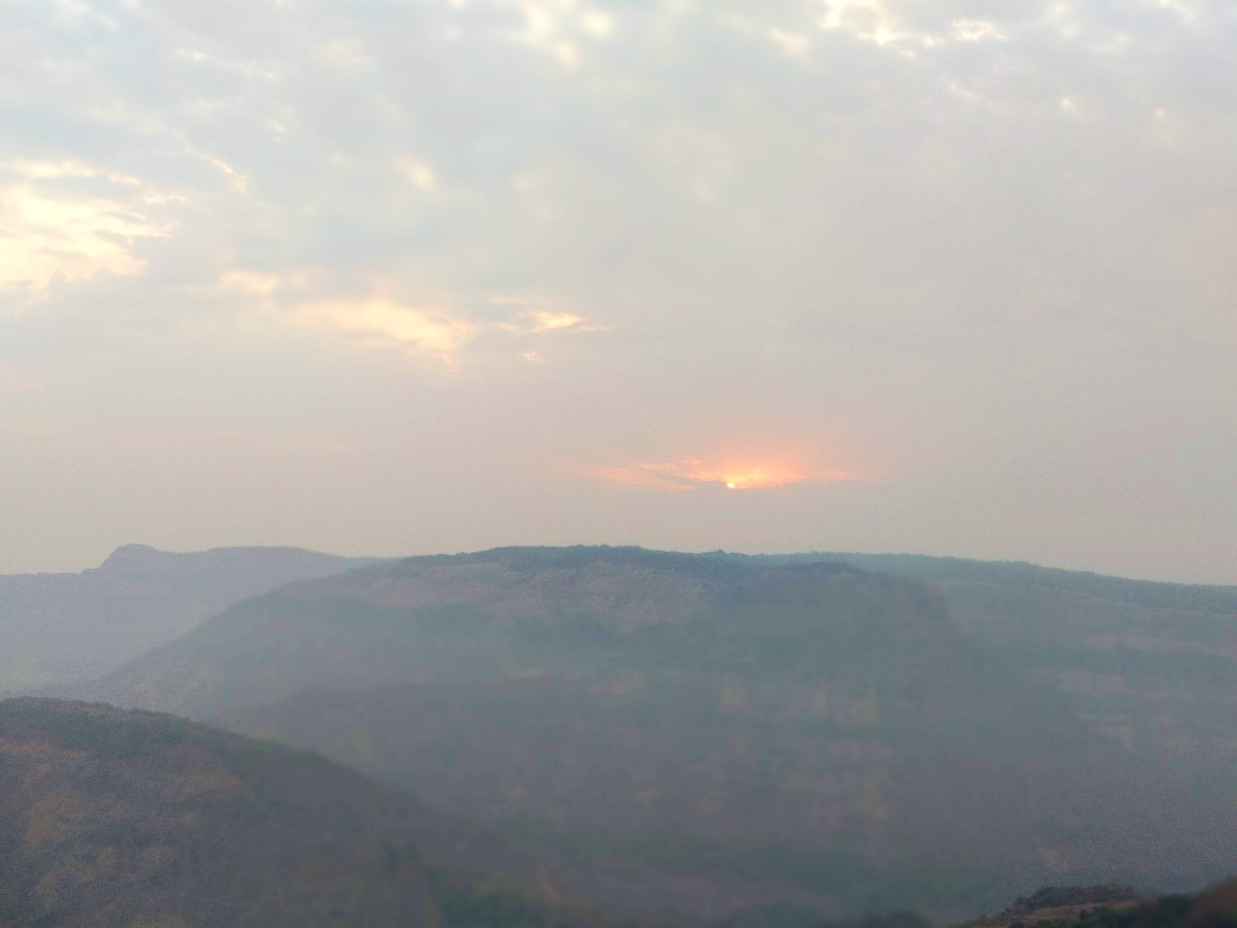 Sky,Highland,Cloud,Atmospheric phenomenon,Mountainous landforms,Morning,Hill,Mountain,Hill station,Horizon