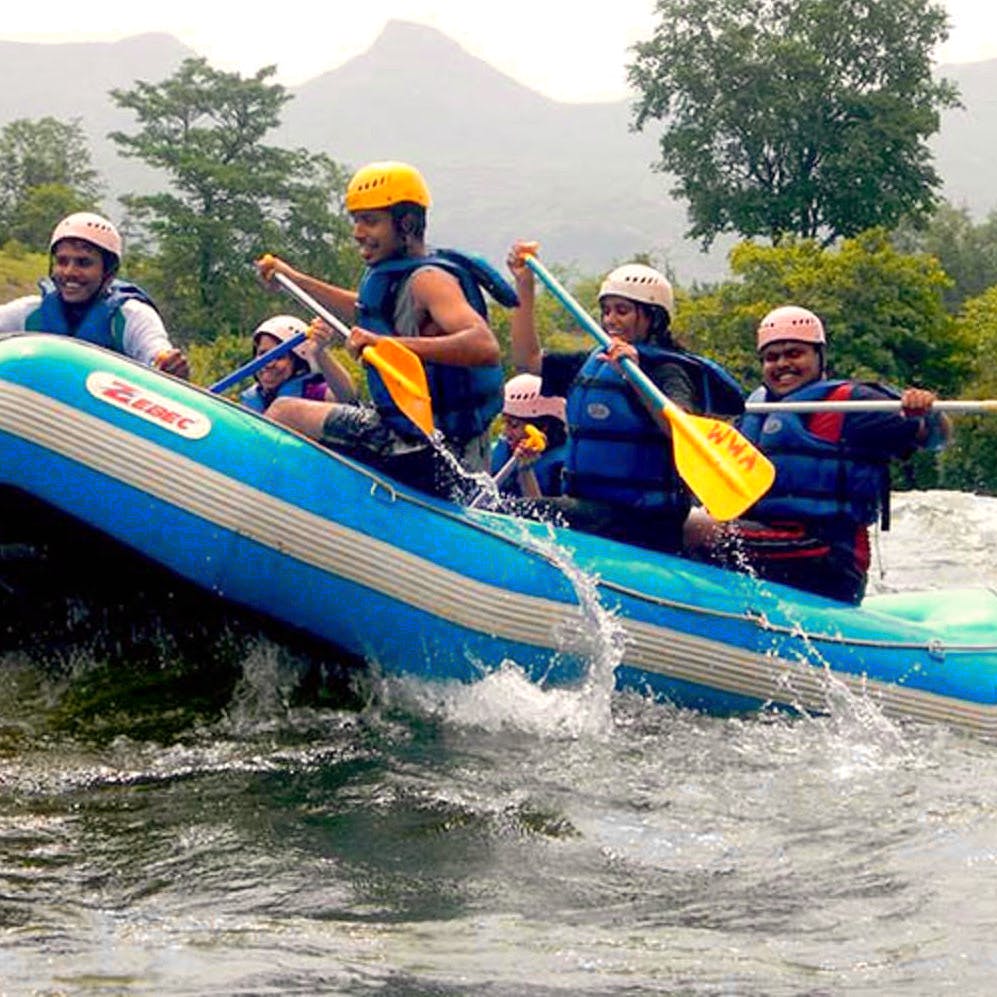 Water transportation,Water sport,Rafting,Outdoor recreation,Boats and boating--Equipment and supplies,Recreation,Water,Inflatable boat,Oar,Vehicle