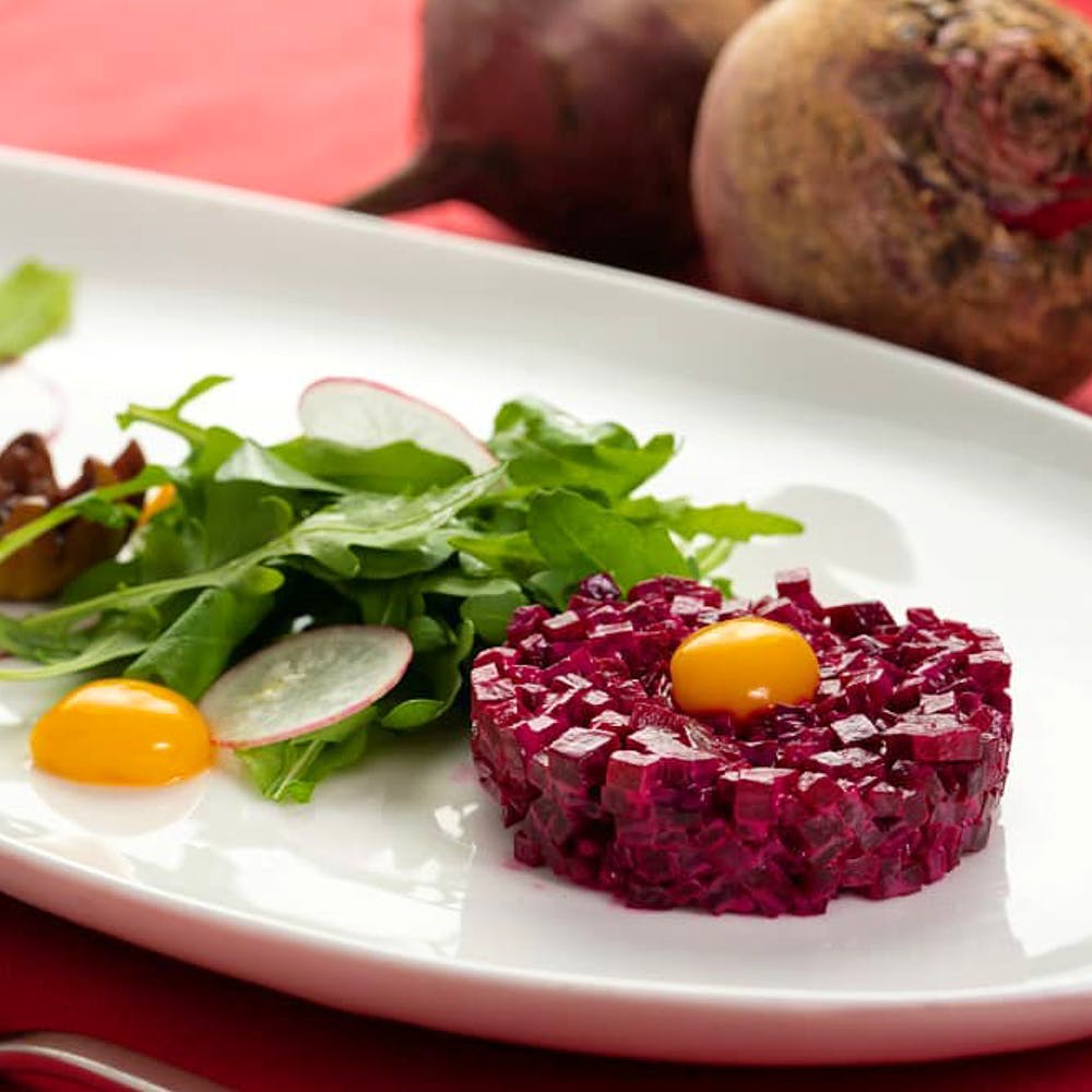 Dish,Food,Cuisine,Ingredient,Steak tartare,Tartare,Produce,Garnish,Meat,À la carte food