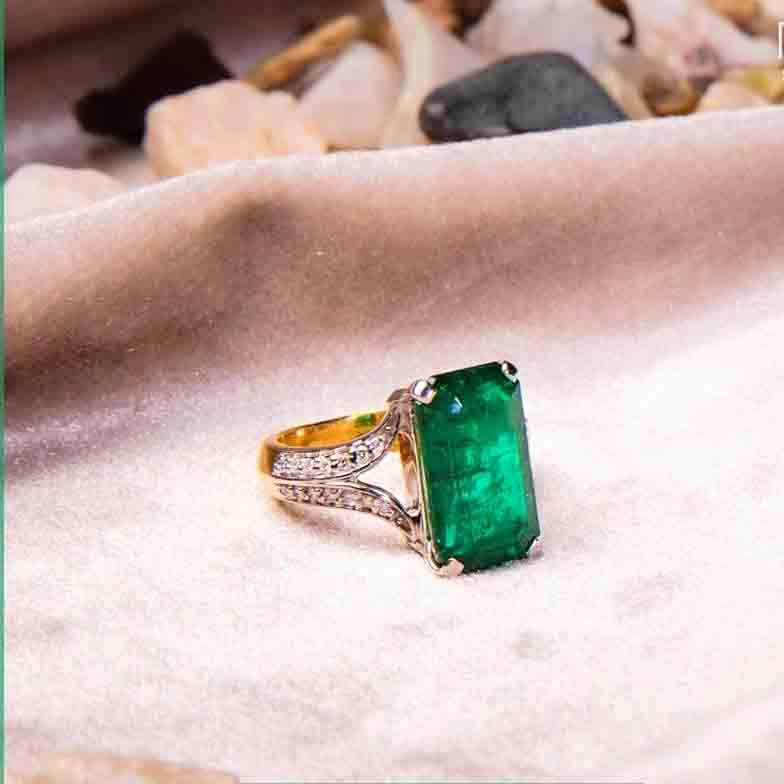 Jewellery,Emerald,Ring,Fashion accessory,Gemstone,Green,Engagement ring,Body jewelry,Finger,Turquoise