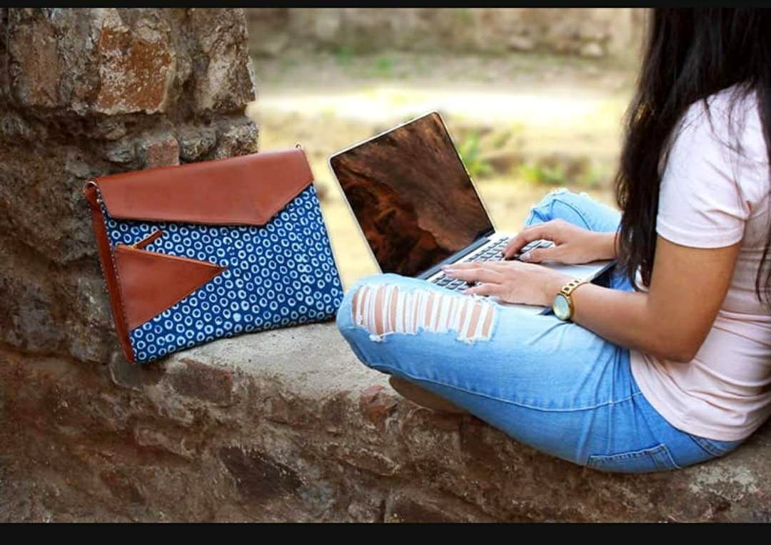 Tree,Sitting,Textile,Child,Wallet,Reading,Leisure,Square,Fashion accessory,Diaper bag