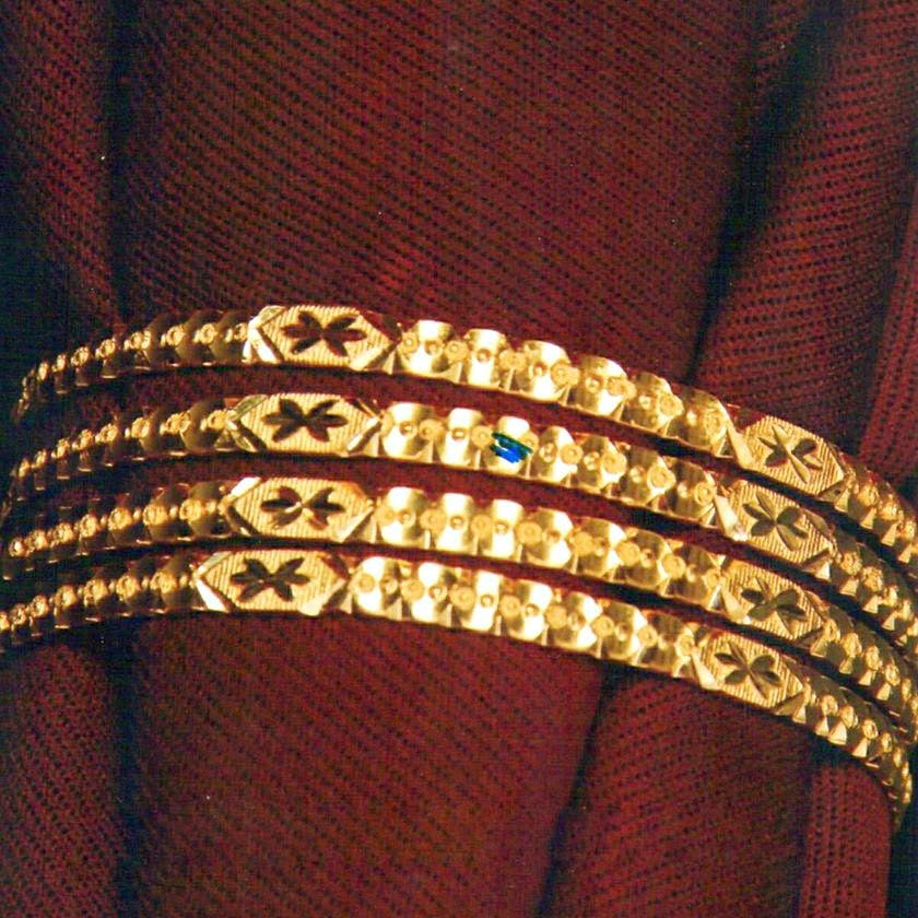 Bangle,Jewellery,Fashion accessory,Gold,Yellow,Metal,Bracelet,Body jewelry,Diamond