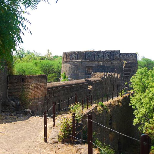 Wall,Fortification,Ruins,Ancient history,Historic site,History,Tree,Building,Architecture,Archaeological site