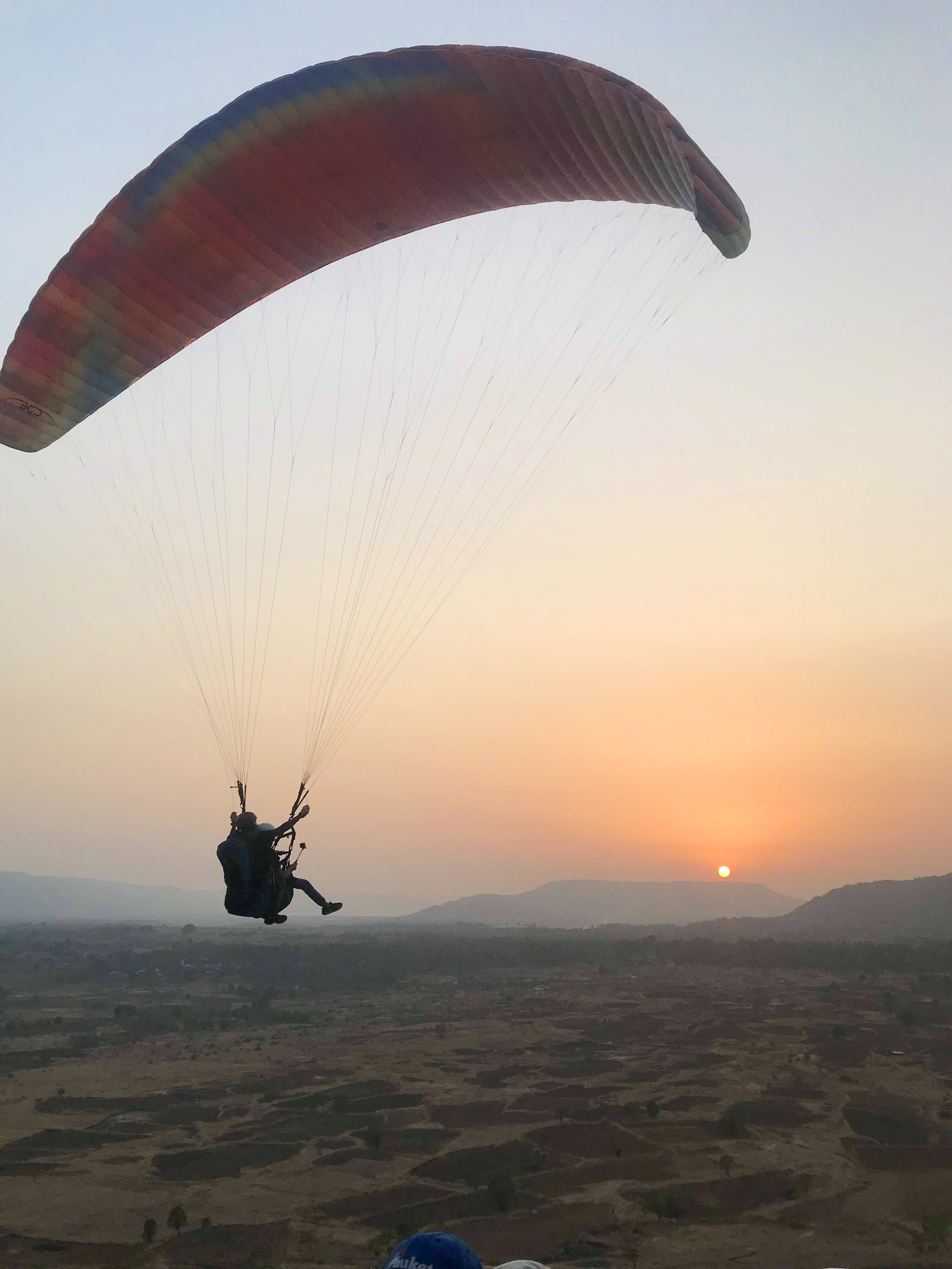 Paragliding,Parachute,Air sports,Parachuting,Sky,Windsports,Air travel,Horizon,Morning,Powered paragliding