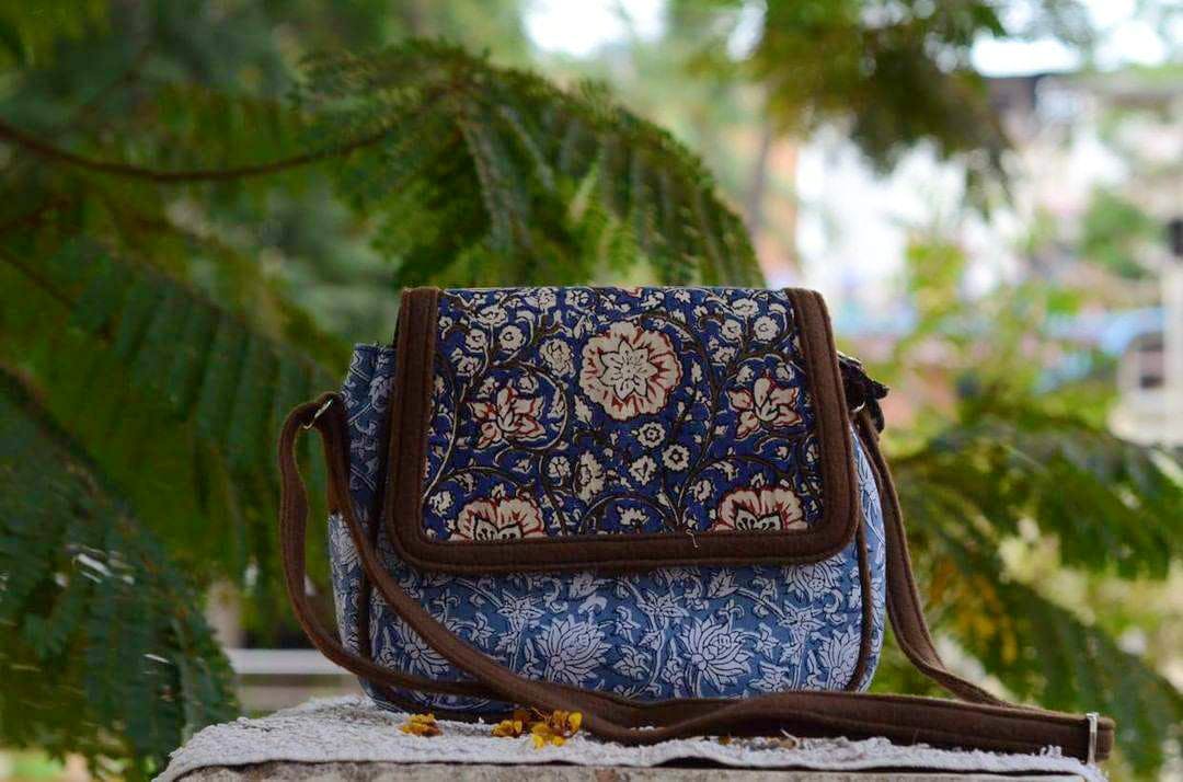 Buy Handpainted Kalamkari Natural Dyed Cotton Tagai Work Small Hand Purse  Online at iTokri.com by DWARAKA PLUS l iTokri आई.टोकरी