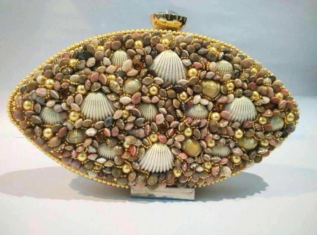 Shell,Cockle,Clam,Bivalve,Natural material,Fashion accessory