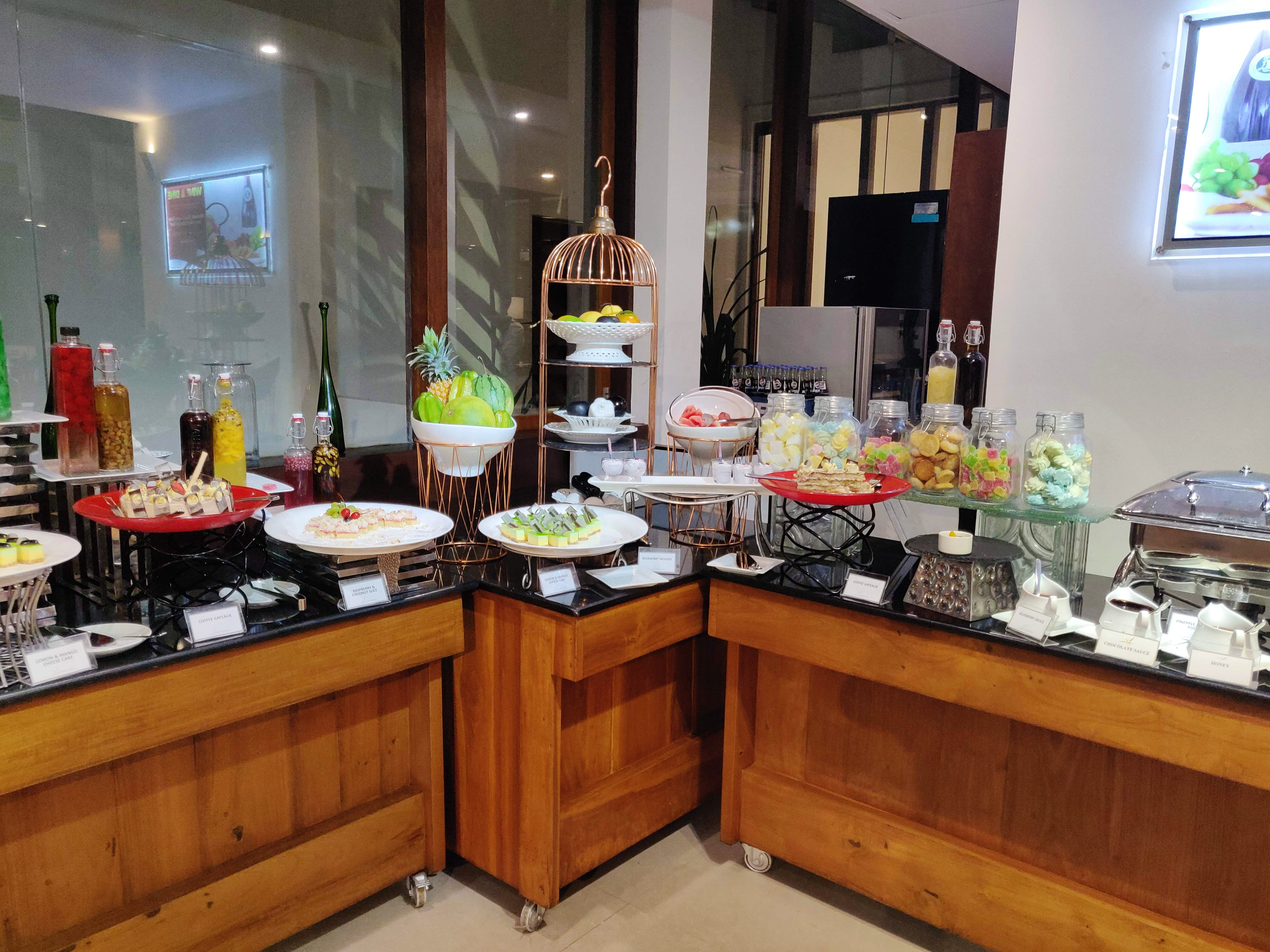 Buffet,Meal,Brunch,Food,Room,Breakfast,Cuisine,Interior design,À la carte food,Building