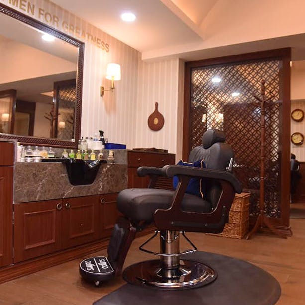 Furniture,Barber chair,Product,Room,Interior design,Property,Chair,Beauty salon,Office chair,Building