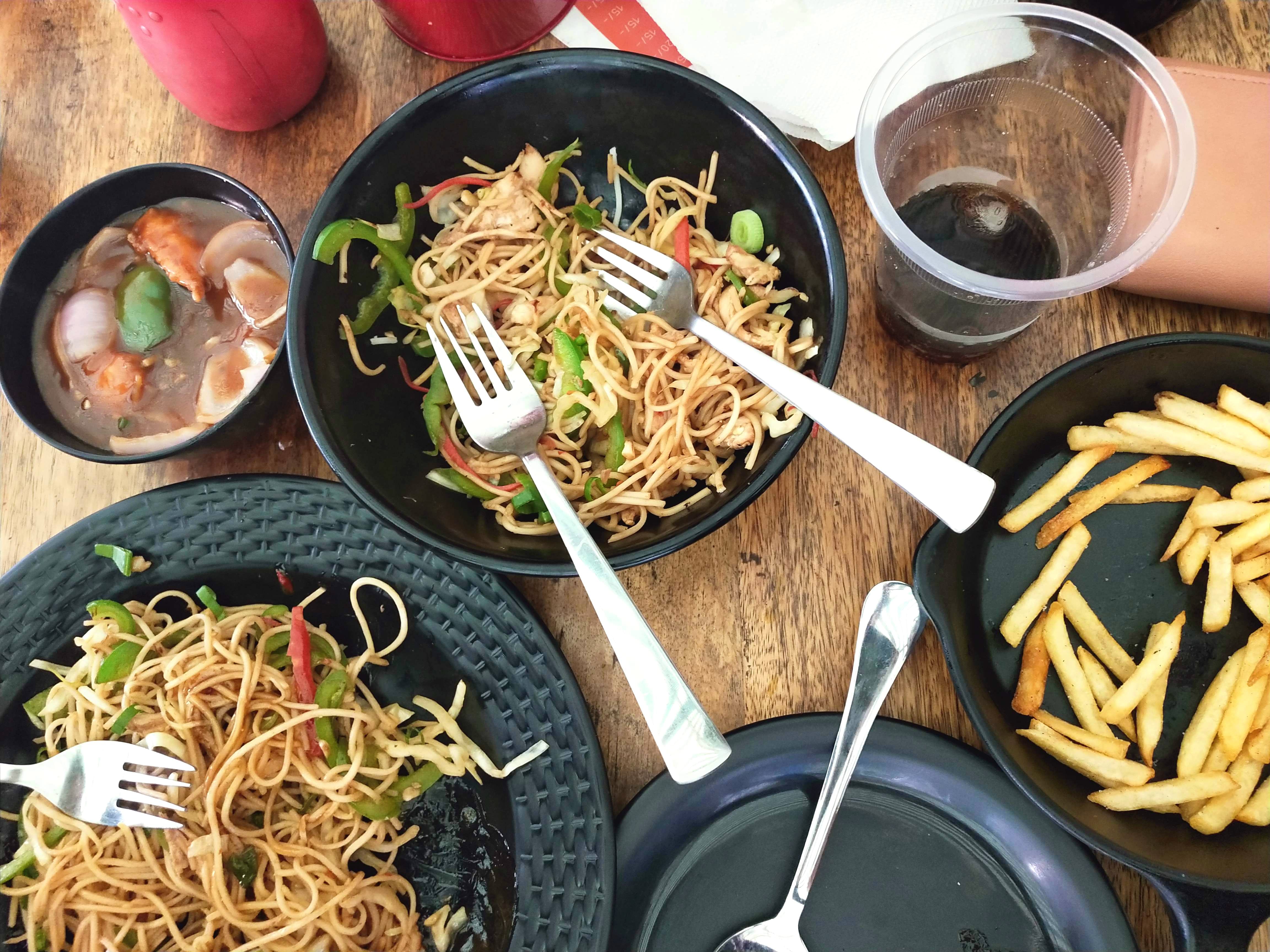 Dish,Food,Cuisine,Fried noodles,Pad thai,Chow mein,Noodle,Chinese noodles,Meal,Lo mein