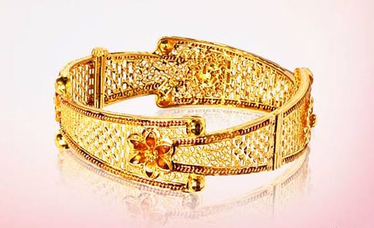 Fashion accessory,Jewellery,Bangle,Bracelet,Body jewelry,Gold,Metal,Diamond