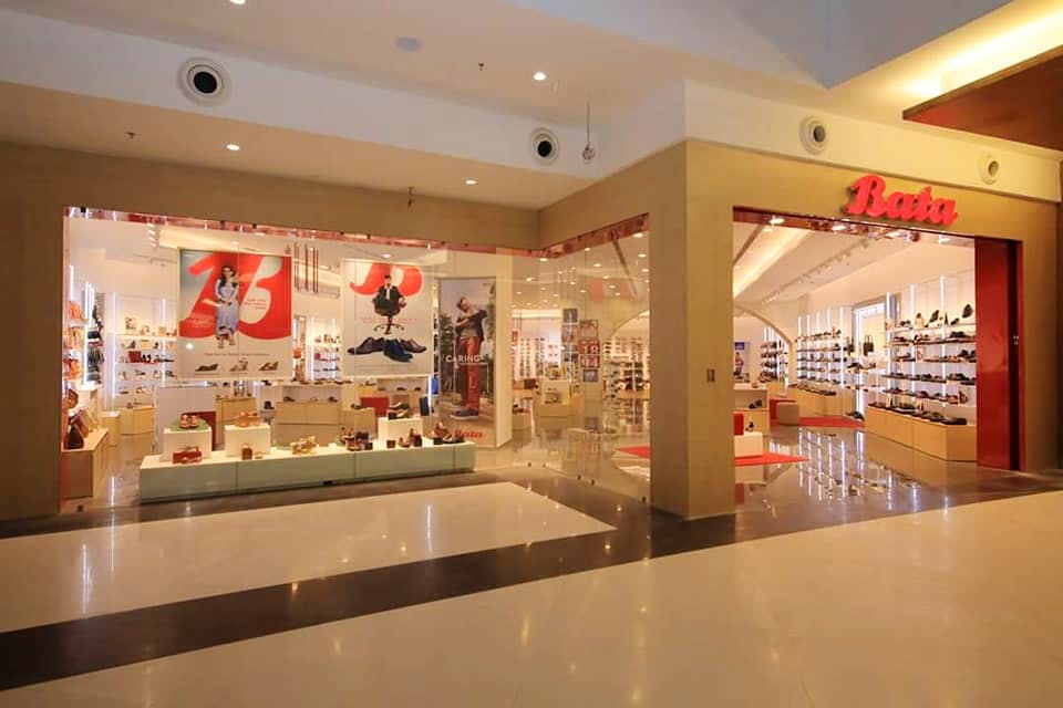 Building,Outlet store,Shopping mall,Retail,Interior design,Display case,Display window,Boutique