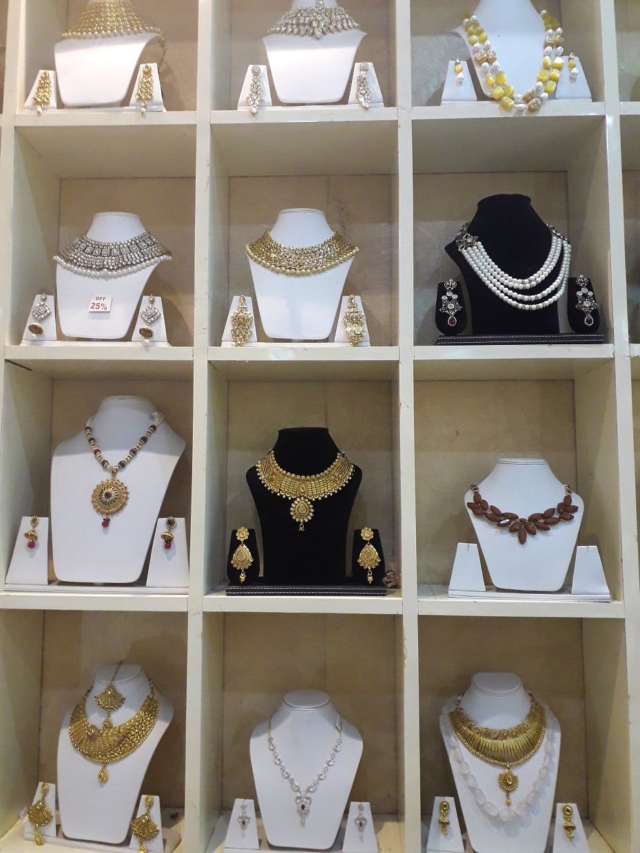 White,Shelf,Tableware,Hat,Headgear,Cup,Fashion accessory,Serveware,Teacup,Shelving