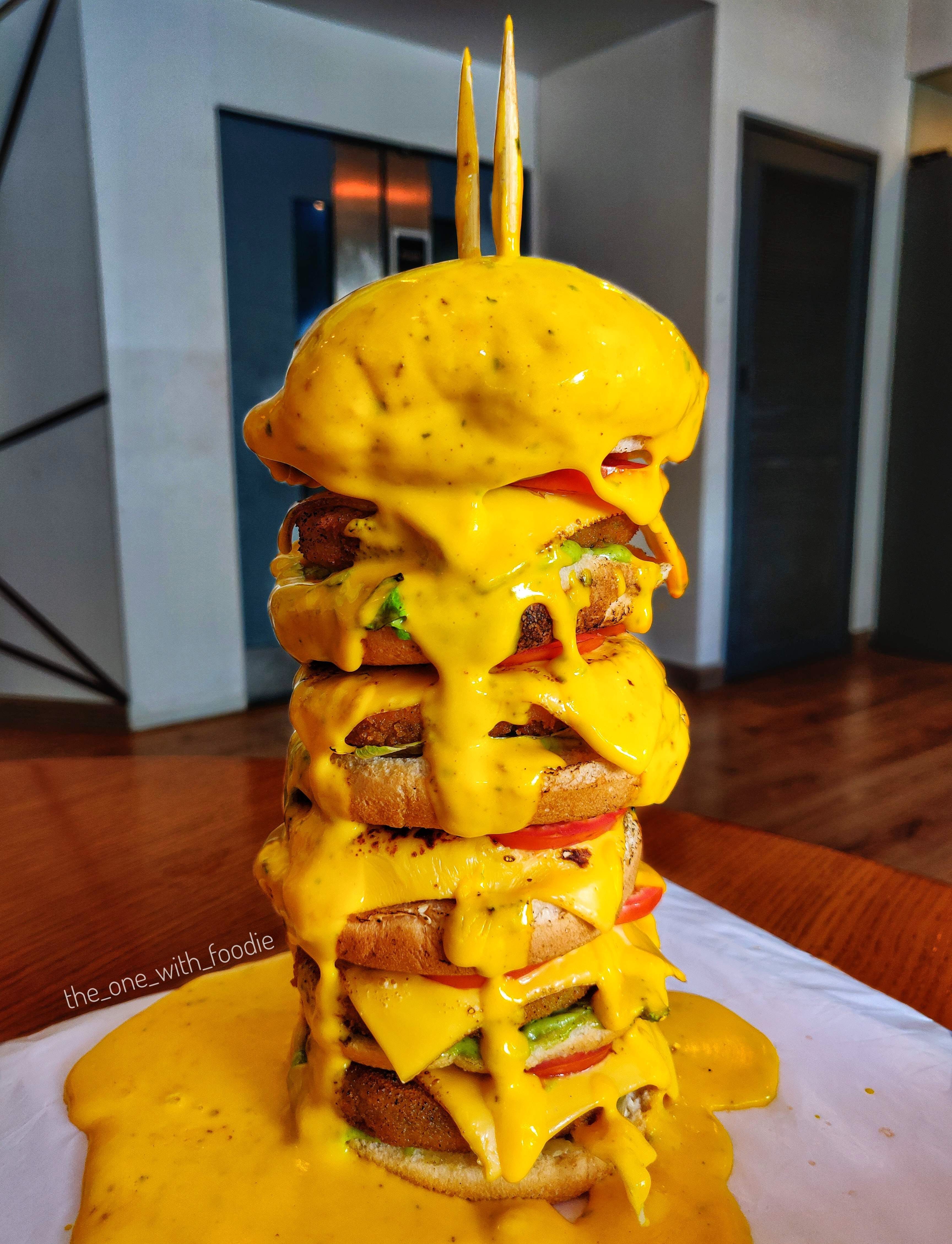 Junk food,Cheeseburger,Yellow,Hamburger,Fast food,Food,Finger food,Dish,Cuisine,American food