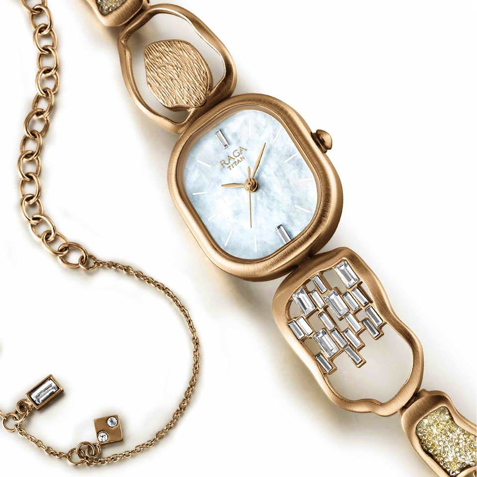Analog watch,Watch,Fashion accessory,Jewellery,Chain,Pocket watch,Locket,Metal