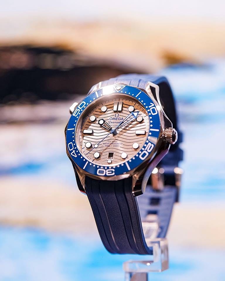 Watch,Analog watch,Blue,Watch accessory,Photograph,Strap,Fashion accessory,Azure,Electric blue,Jewellery