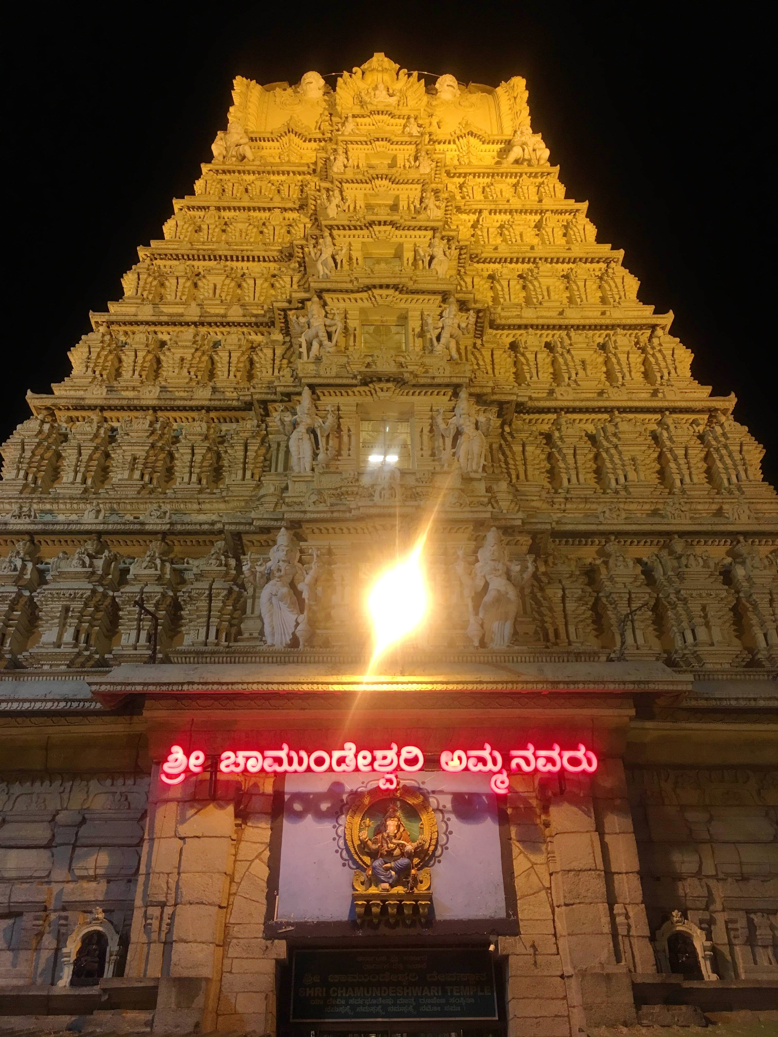 Landmark,Hindu temple,Historic site,Temple,Night,Place of worship,Building,Temple,Architecture,Ancient history