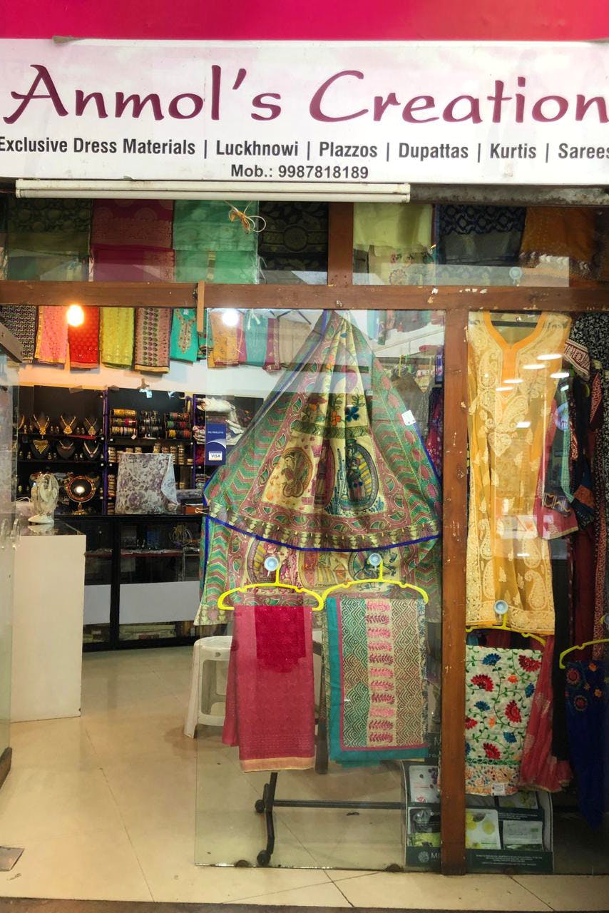Display window,Building,Outlet store,Textile,Retail,Shopping,Boutique,Trade,Advertising