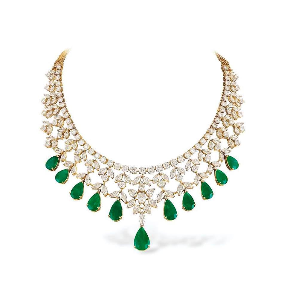 Jewellery,Fashion accessory,Necklace,Body jewelry,Emerald,Gemstone,Chain,Pearl,Neck,Choker