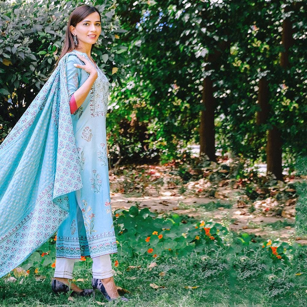 People in nature,Clothing,Green,Lawn,Turquoise,Formal wear,Sari,Textile,Dress,Summer