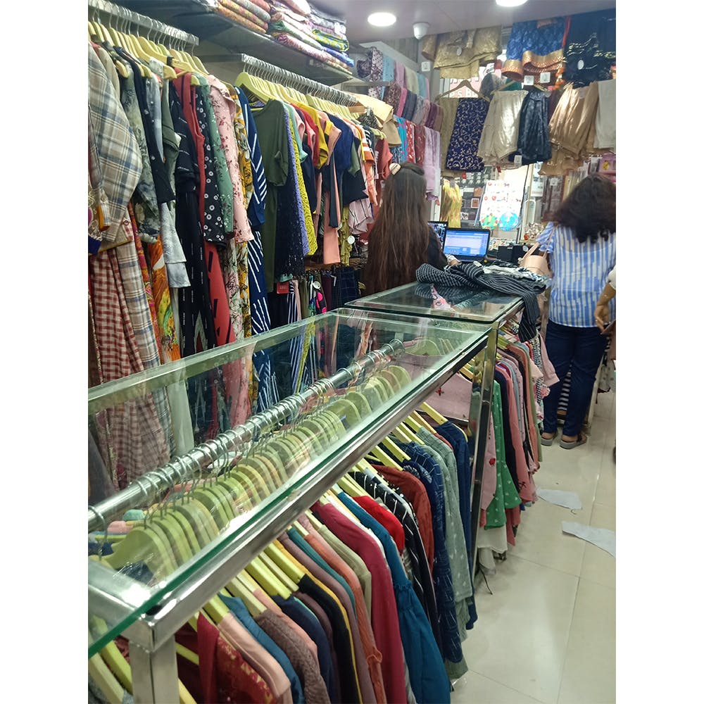 Bazaar,Selling,Textile,Outlet store,Boutique,Retail,Market,Building,Marketplace,Customer