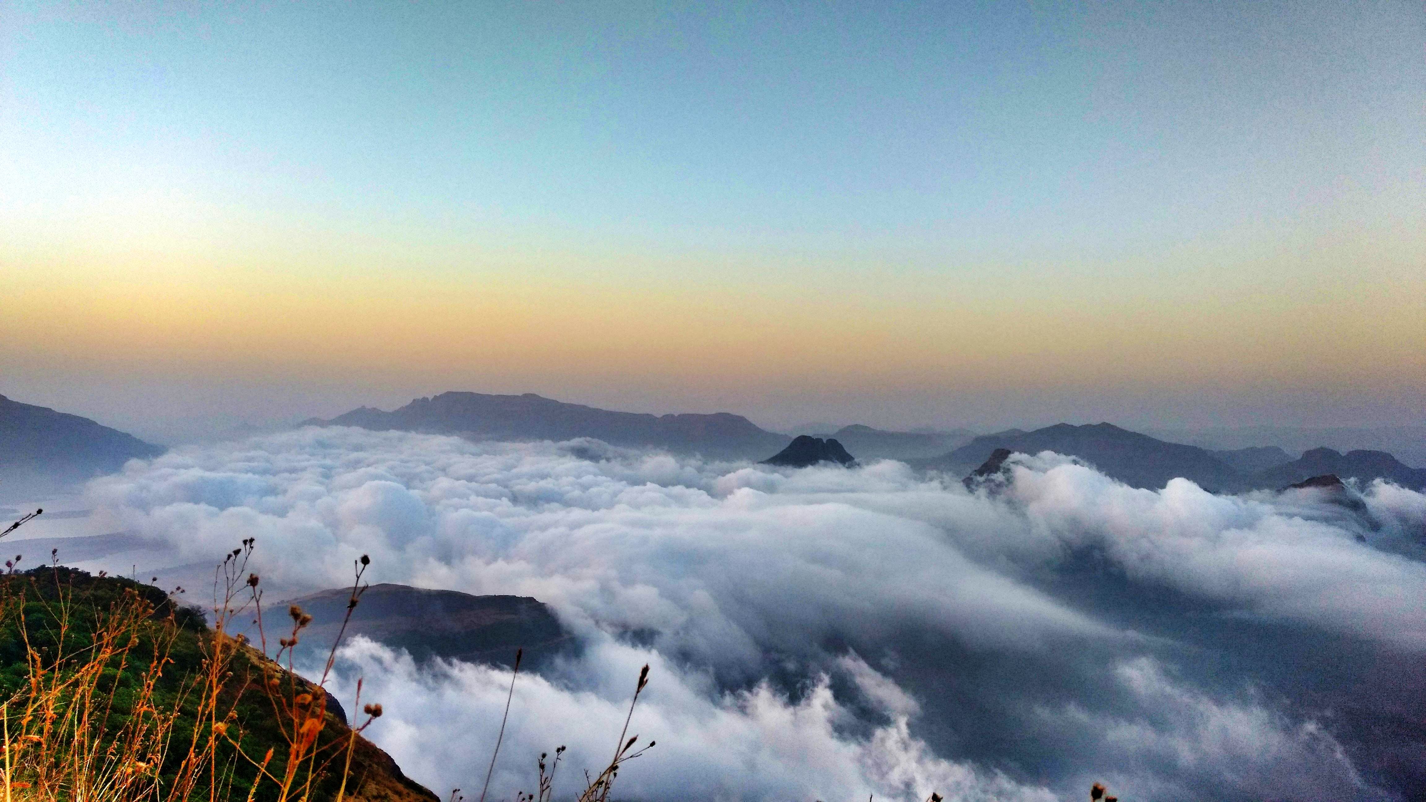 Sky,Cloud,Mountainous landforms,Mountain,Atmospheric phenomenon,Atmosphere,Mountain range,Morning,Horizon,Photography