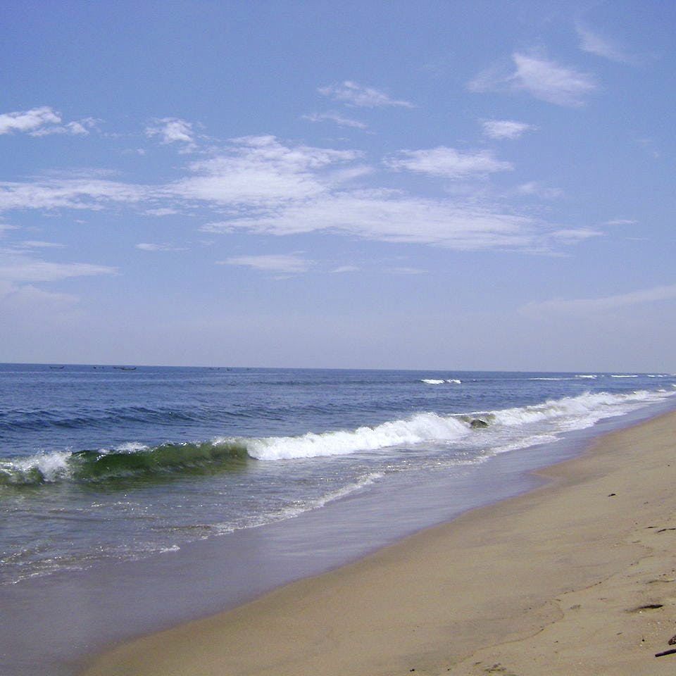 Body of water,Beach,Sea,Wave,Sky,Shore,Ocean,Coast,Wind wave,Water