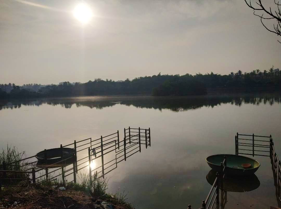 Sky,Water,Nature,Reflection,Lake,Reservoir,Natural landscape,Light,Atmospheric phenomenon,Loch