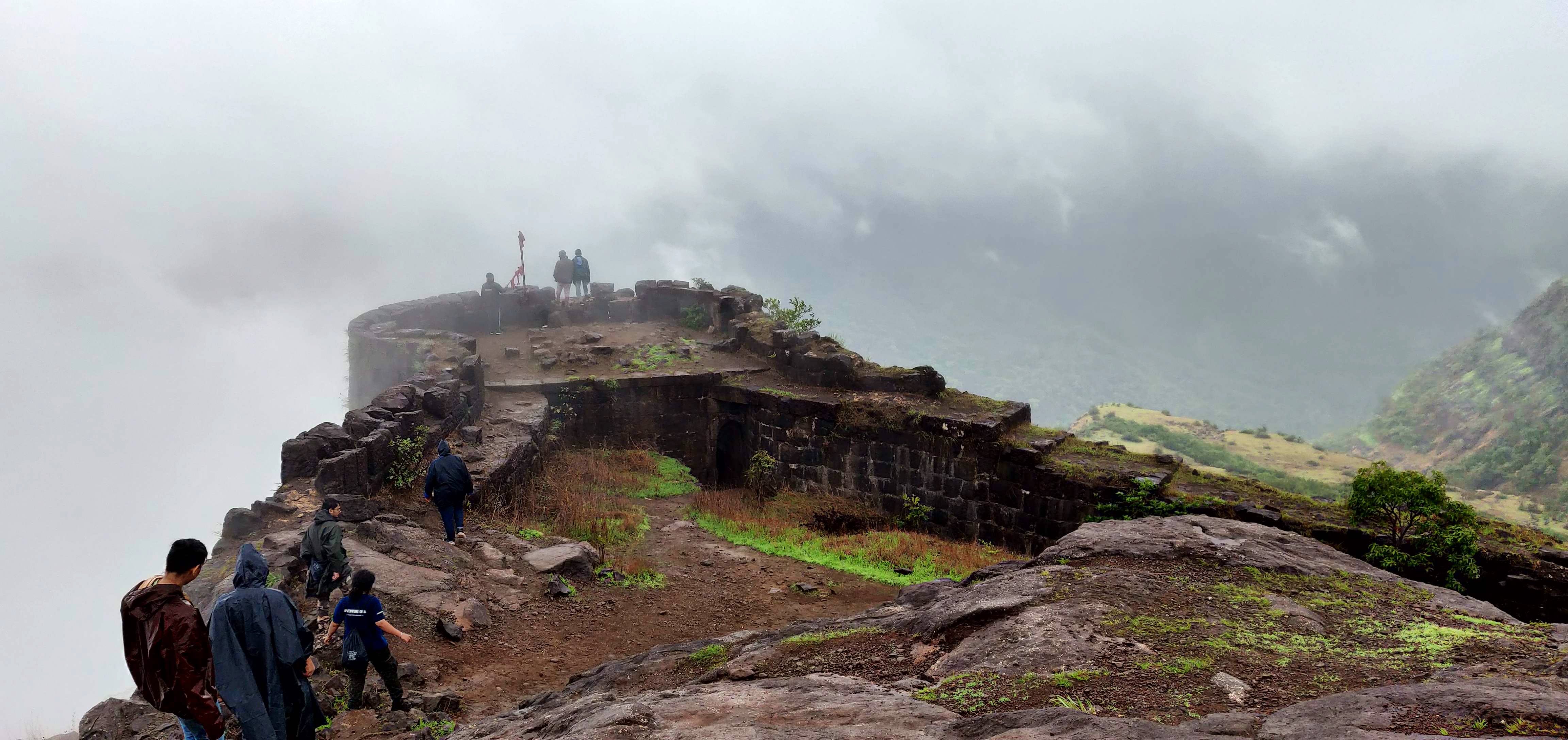 Atmospheric phenomenon,Ruins,Geological phenomenon,Hill,Fortification,Hill station,Mountain,Rock,Ridge,Outcrop