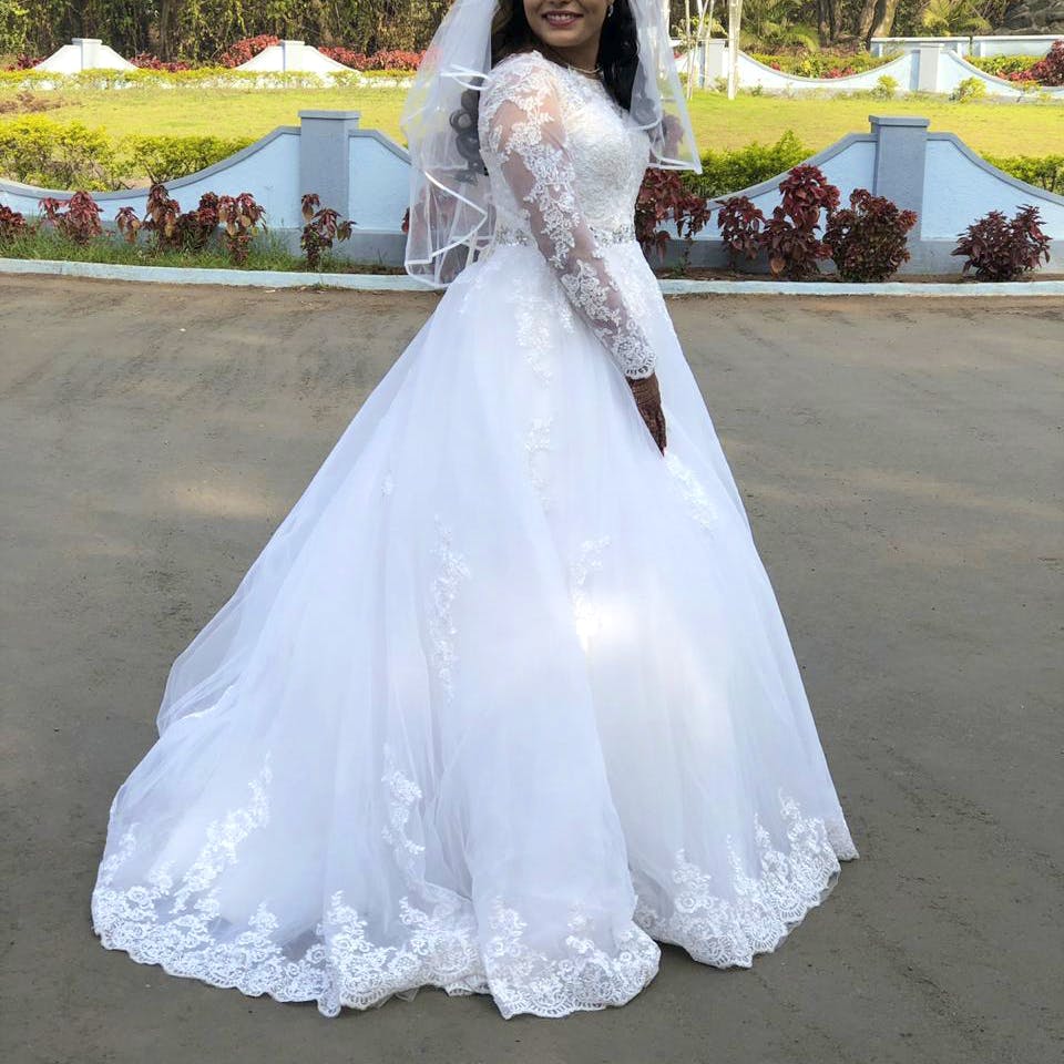 Gown,Wedding dress,Clothing,Dress,Bride,Bridal accessory,Bridal clothing,Shoulder,Bridal party dress,Lady