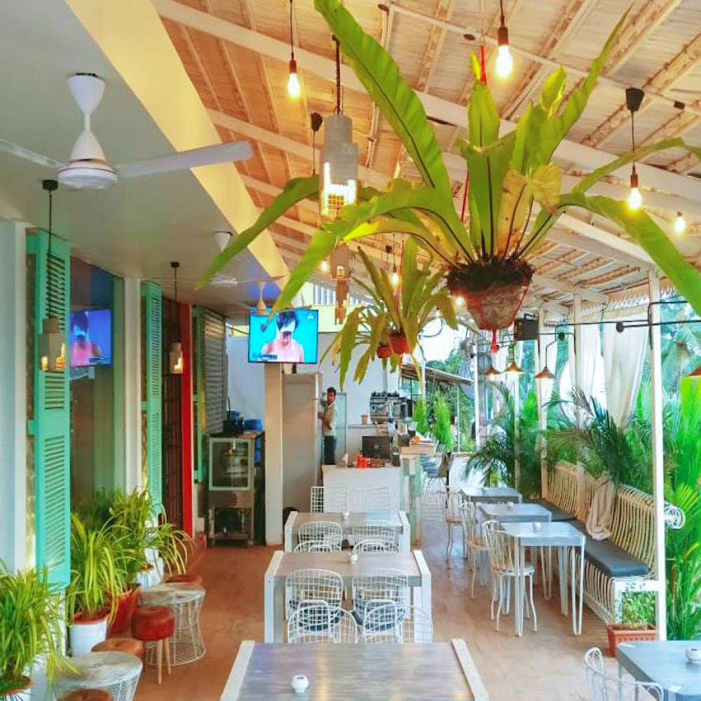 Chilling Around Morjim? We Found The Perfect Post-Swim Beach Cafe