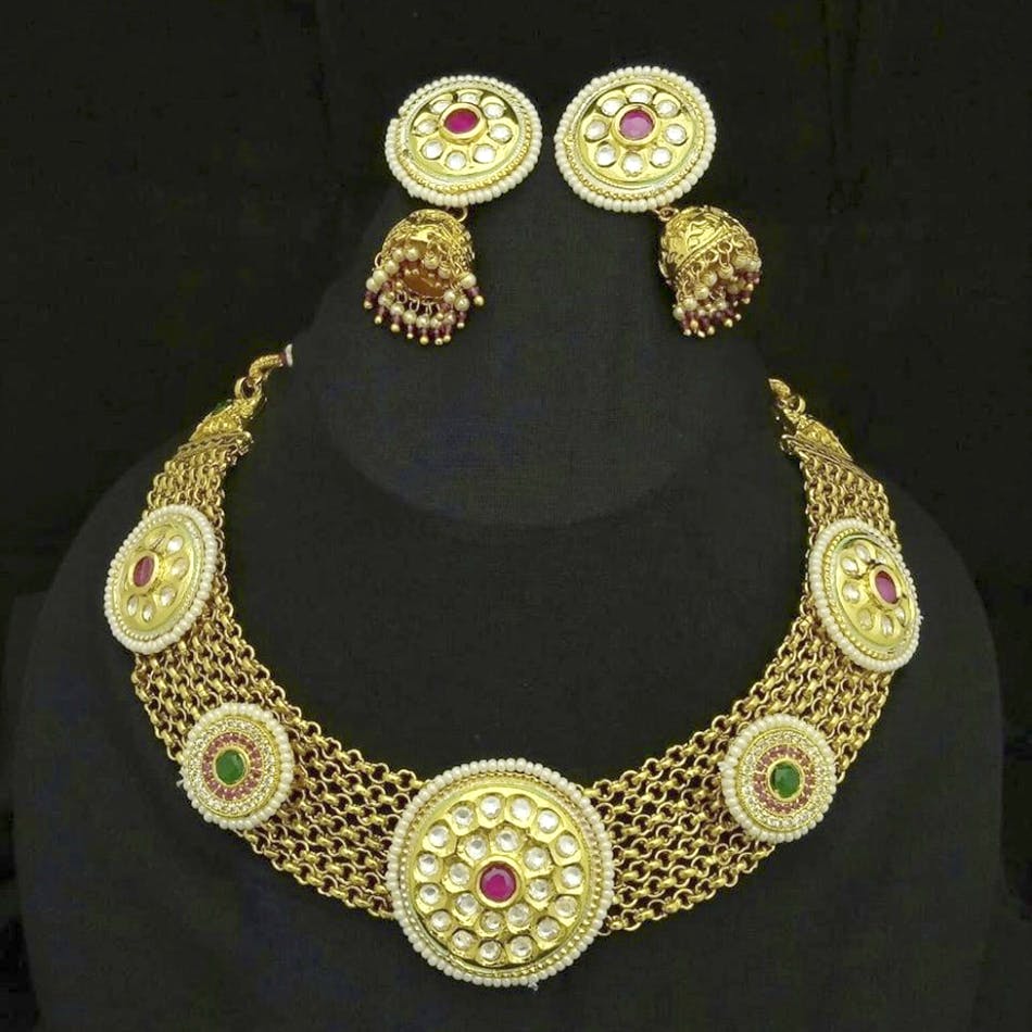 Jewellery,Fashion accessory,Necklace,Gold,Metal,Diamond,Gemstone