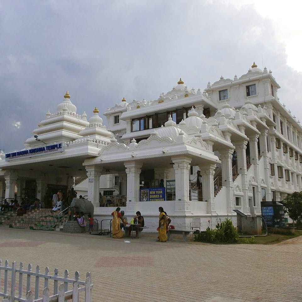 Hindu temple,Building,Architecture,Tourism,Temple,Place of worship,Temple,Classical architecture